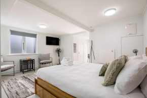 Riches Stay and Sleep Unit with Wi-Fi and Parking